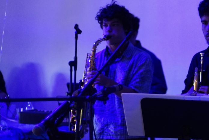 Brett Shaver playing saxophone live